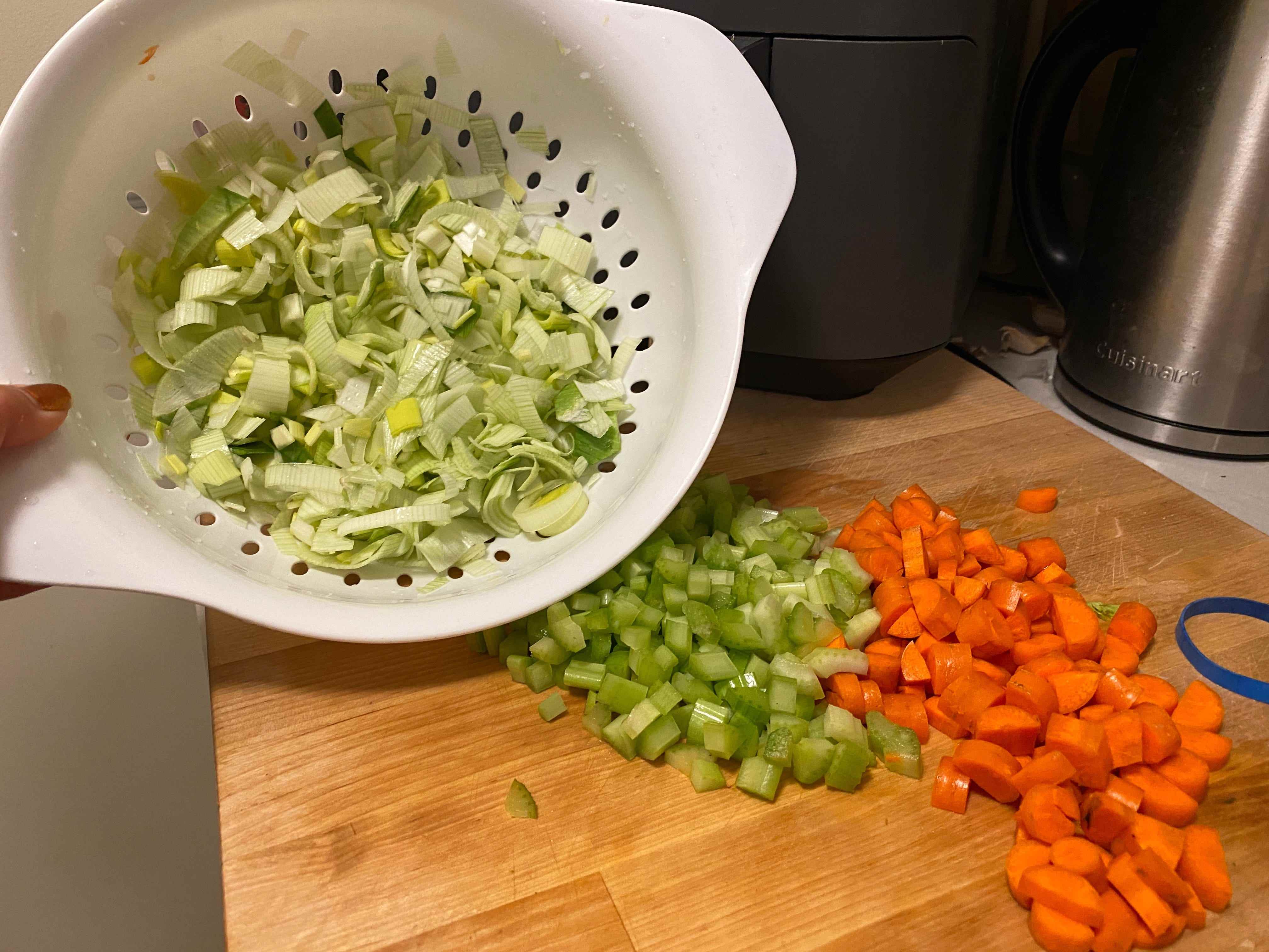 gehackter Kohl, Sellerie und Karotten auf einer Küchentheke
