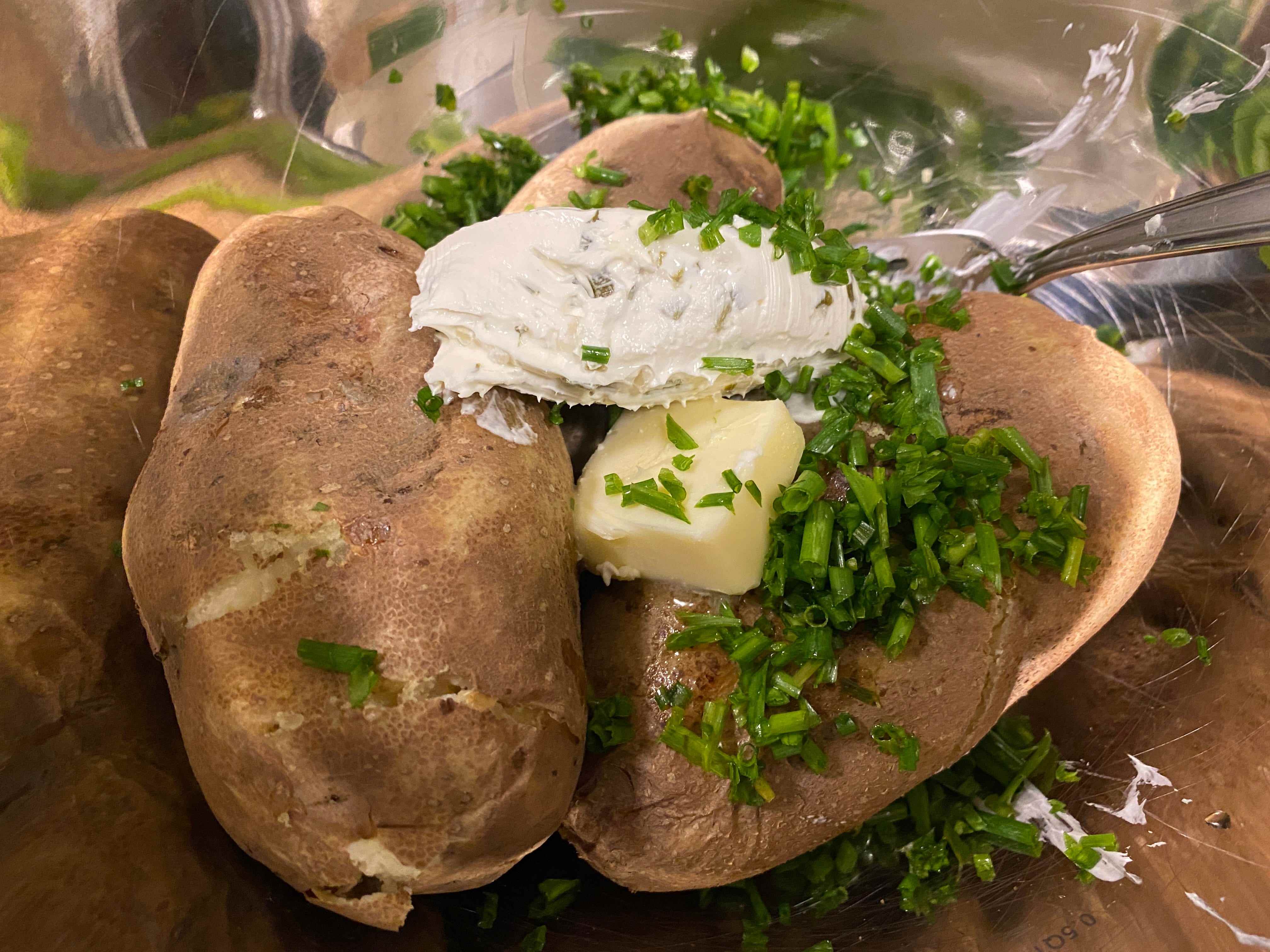 Bratkartoffeln mit Sauerrahm, Butter und Schnittlauch