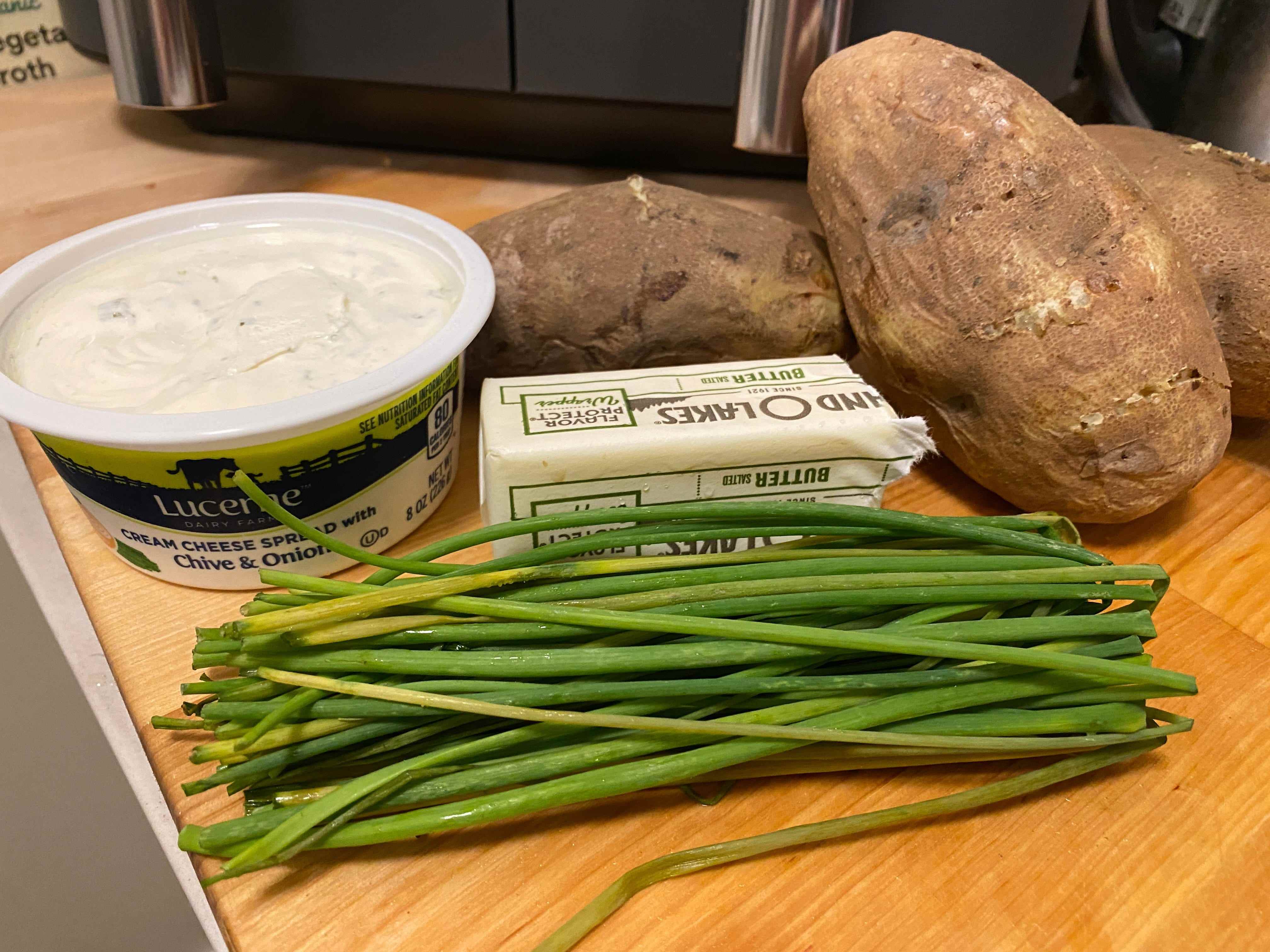 Kartoffelpüree-Zutaten auf einer Küchentheke