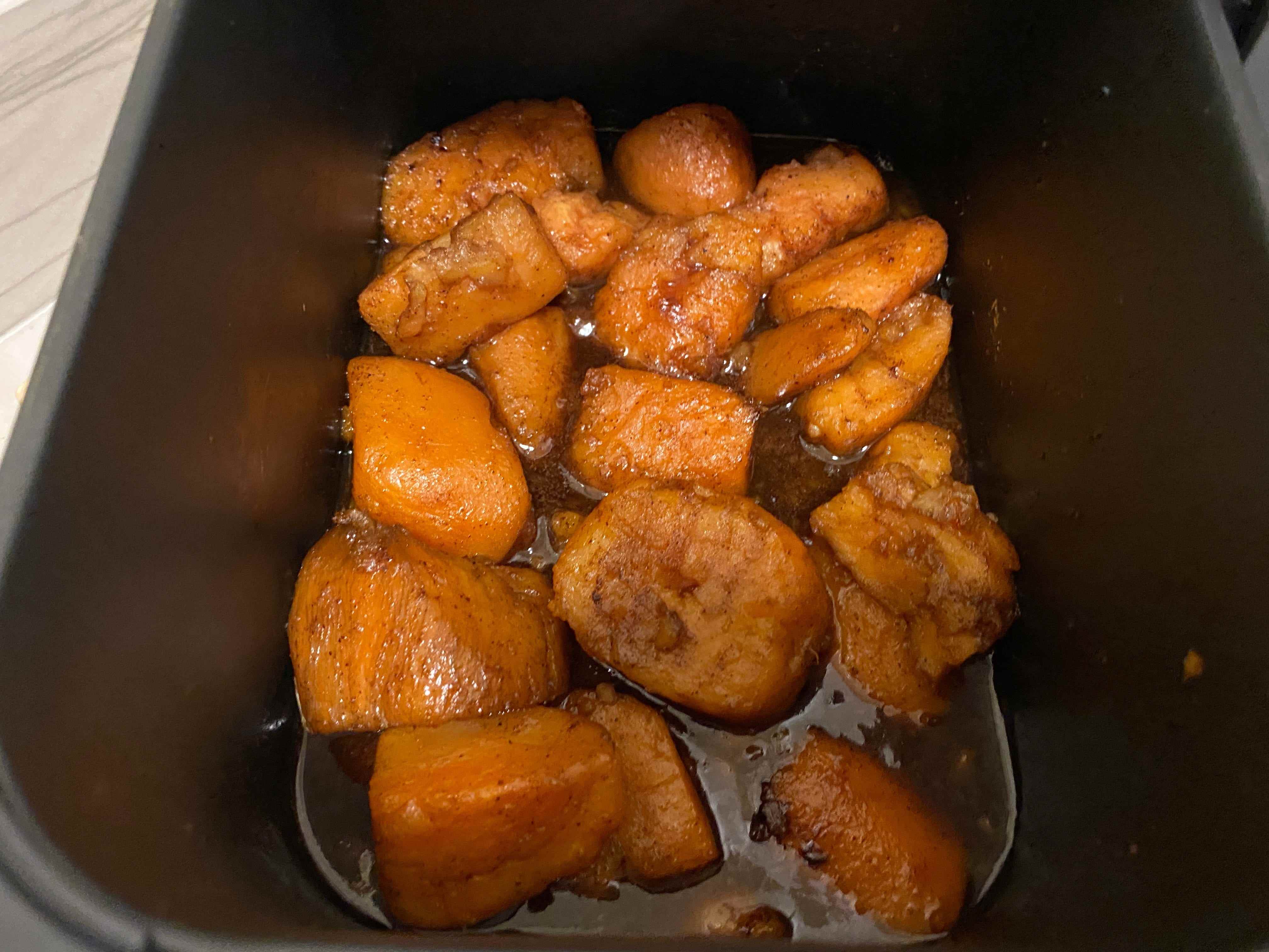 Süßkartoffeln mit Soße in einer Heißluftfritteuse