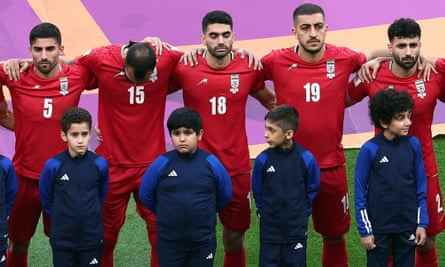 Irans Spieler schweigen während der Nationalhymne.