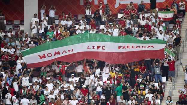 Beim Spiel Iran gegen England wird ein Banner für die Freiheit von Frauen enthüllt