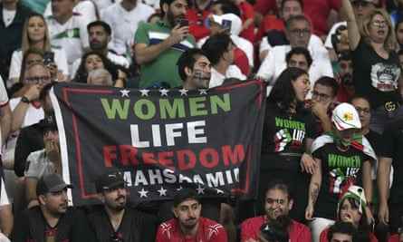 Ein iranischer Fan hält am Khalifa International Stadium in Doha ein Protestschild hoch
