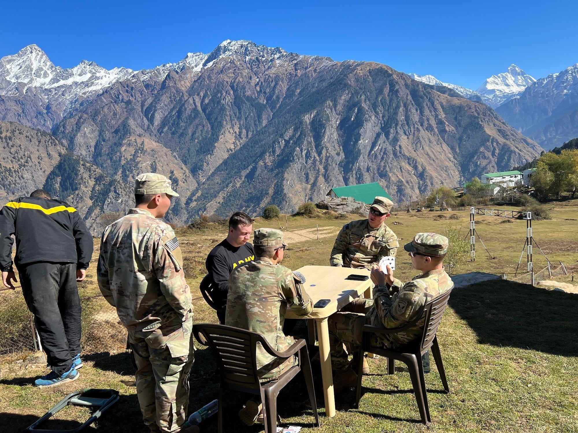 Soldaten der US-Armee spielen Karten in Uttarakhand, Indien, Himalaya