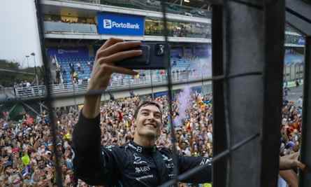Mercedes' George Russell macht ein Selfie mit Fans, nachdem er den Großen Preis von Brasilien gewonnen hat