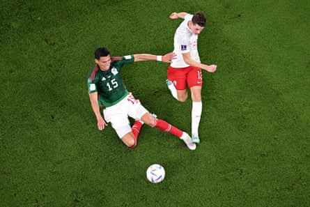 Mexikos Hector Moreno kämpft mit Jakub Kaminski um den Ball.