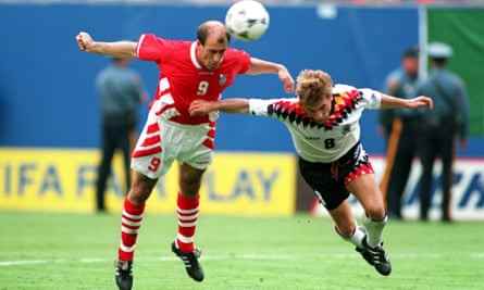 Yordan Letchkov schlägt Thomas Hässler und erzielt im Viertelfinale 1994 den Siegtreffer für Bulgarien.