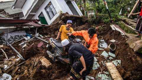 Dorfbewohner bergen Gegenstände aus beschädigten Häusern nach einem Erdbeben der Stärke 5,6 in Cianjur am 22. November 2022. 