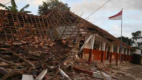 Ein eingestürztes Schulgebäude in Cianjur nach dem Erdbeben.