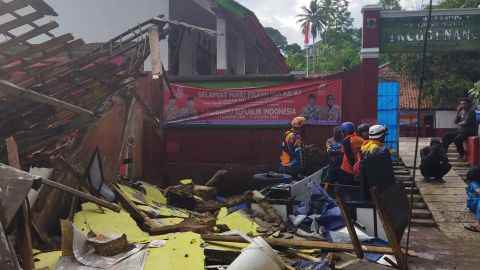 Arbeiter inspizieren eine durch das Erdbeben in Cianjur, West-Java, beschädigte Schule.