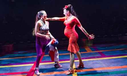 „Gut für meine Seele“ … eine schwangere Hamilton-Barritt mit Sarah Naudi in In the Heights im Jahr 2015.