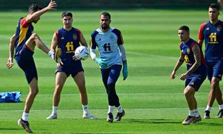 Rodri (rechts) im Training mit seinem Mittelfeld-Mentor Sergio Busquets, Carlos Soler, Robert Sánchez und Yeremy Pino an der Qatar University