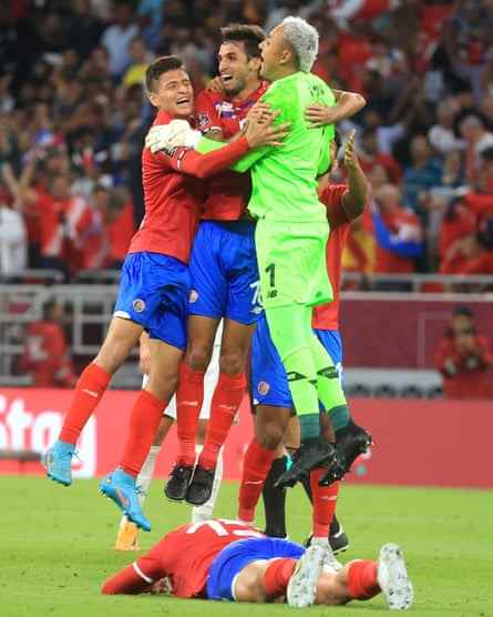 Keylor Navas und seine Teamkollegen aus Costa Rica feiern den Sieg über Neuseeland, um sich für die Weltmeisterschaft 2022 zu qualifizieren