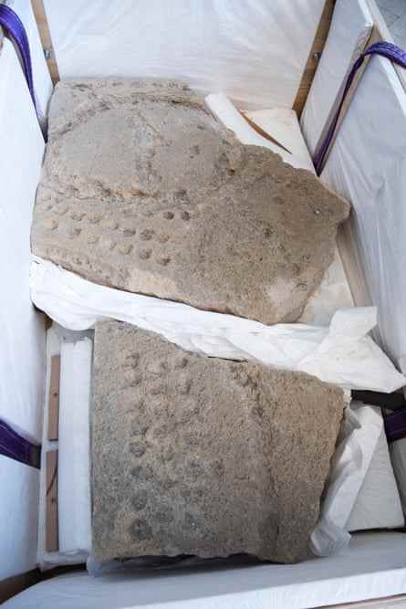 Zwei graue Petroglyphen – große Steinstücke mit eingravierten Mustern