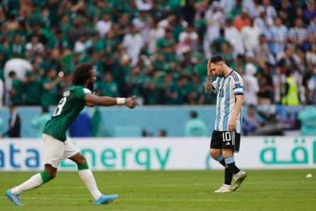 Lionel Messi sieht nach dem zweiten Tor Saudi-Arabiens niedergeschlagen aus.