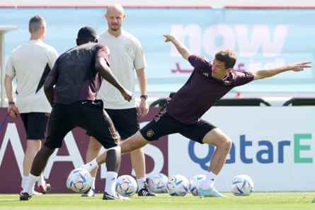 Thomas Müller streckt sich beim Deutschland-Training nach dem Ball