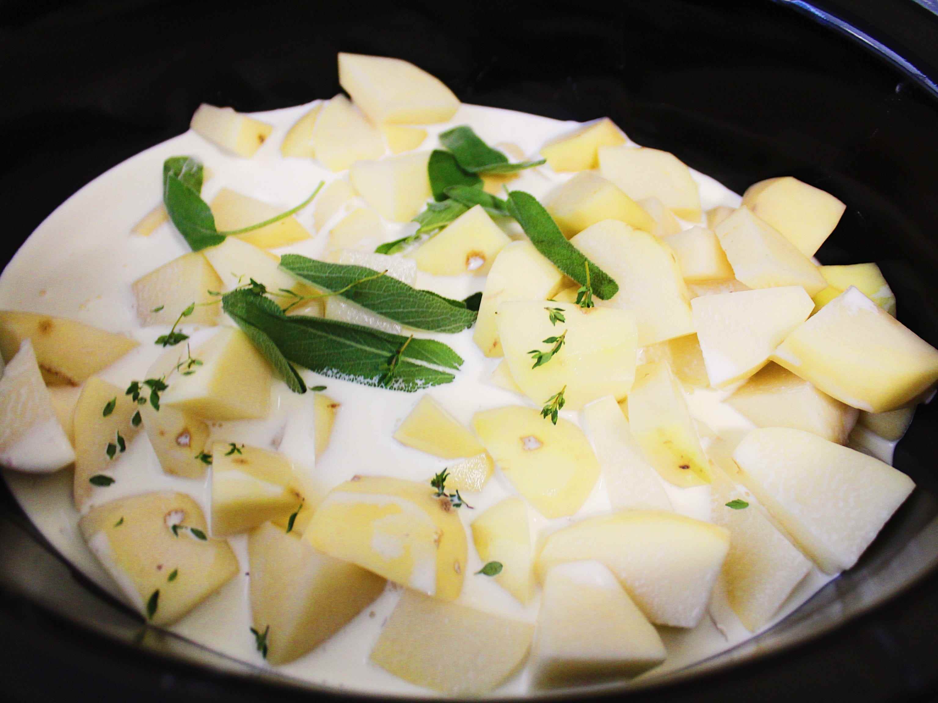 gehackte Kartoffeln, Kräuter und Sahne im Slow Cooker