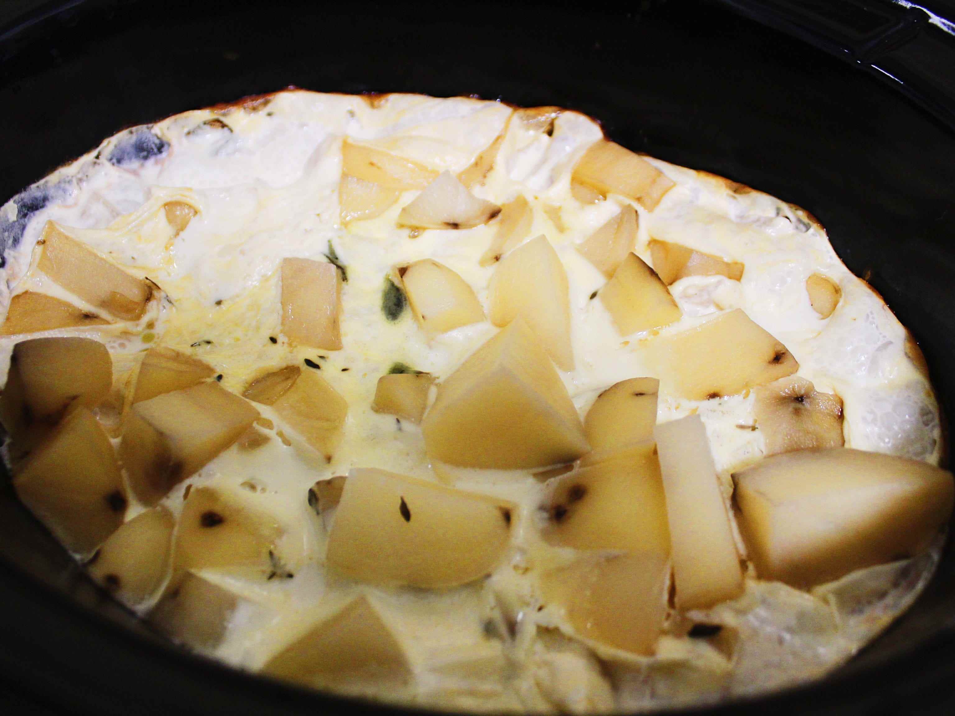 gekochte gehackte Kartoffeln, Kräuter und Sahne im Slow Cooker