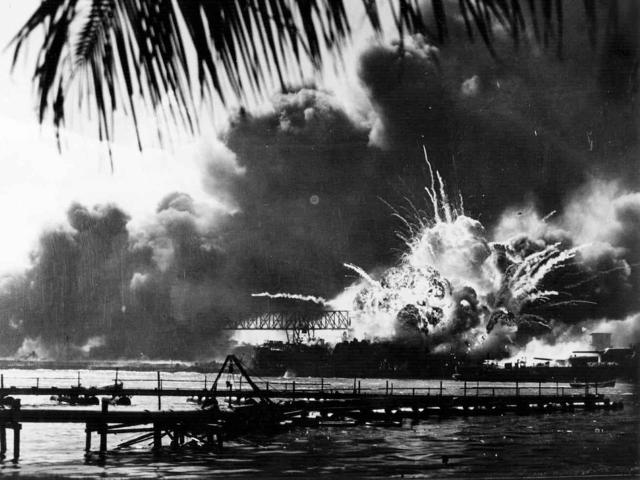 Der amerikanische Zerstörer USS Shaw explodiert während des japanischen Angriffs auf Pearl Harbor am 7. Dezember 1941.