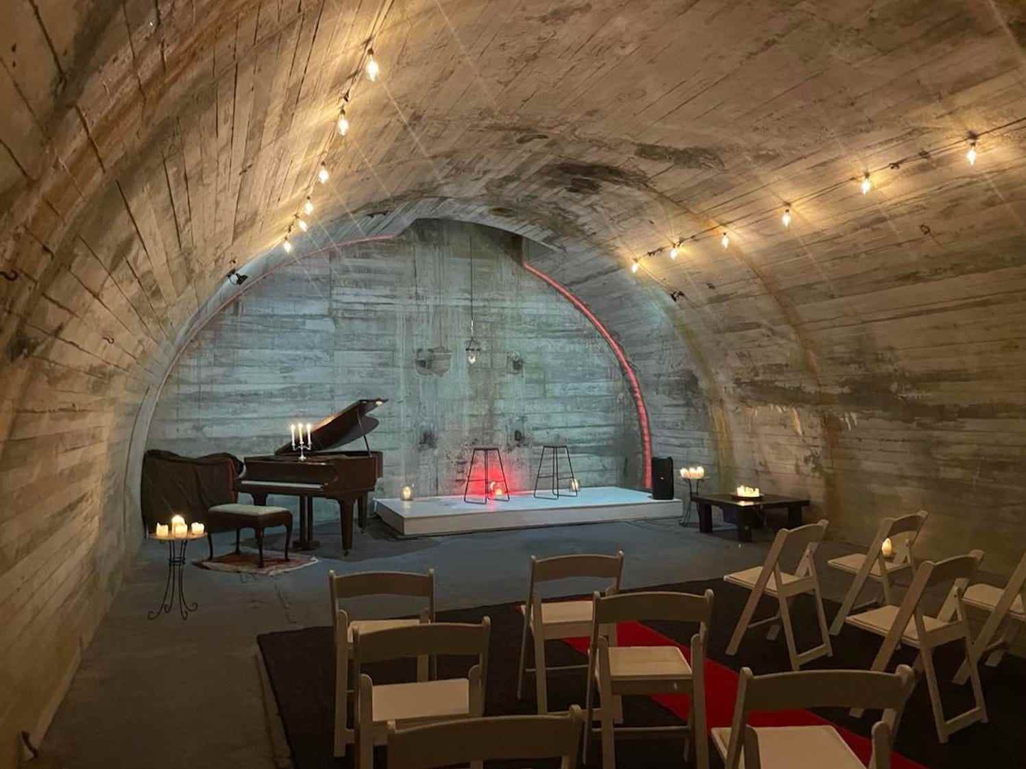 Eine unterirdische Kammer hat jetzt einen Flügel und veranstaltet Konzerte.