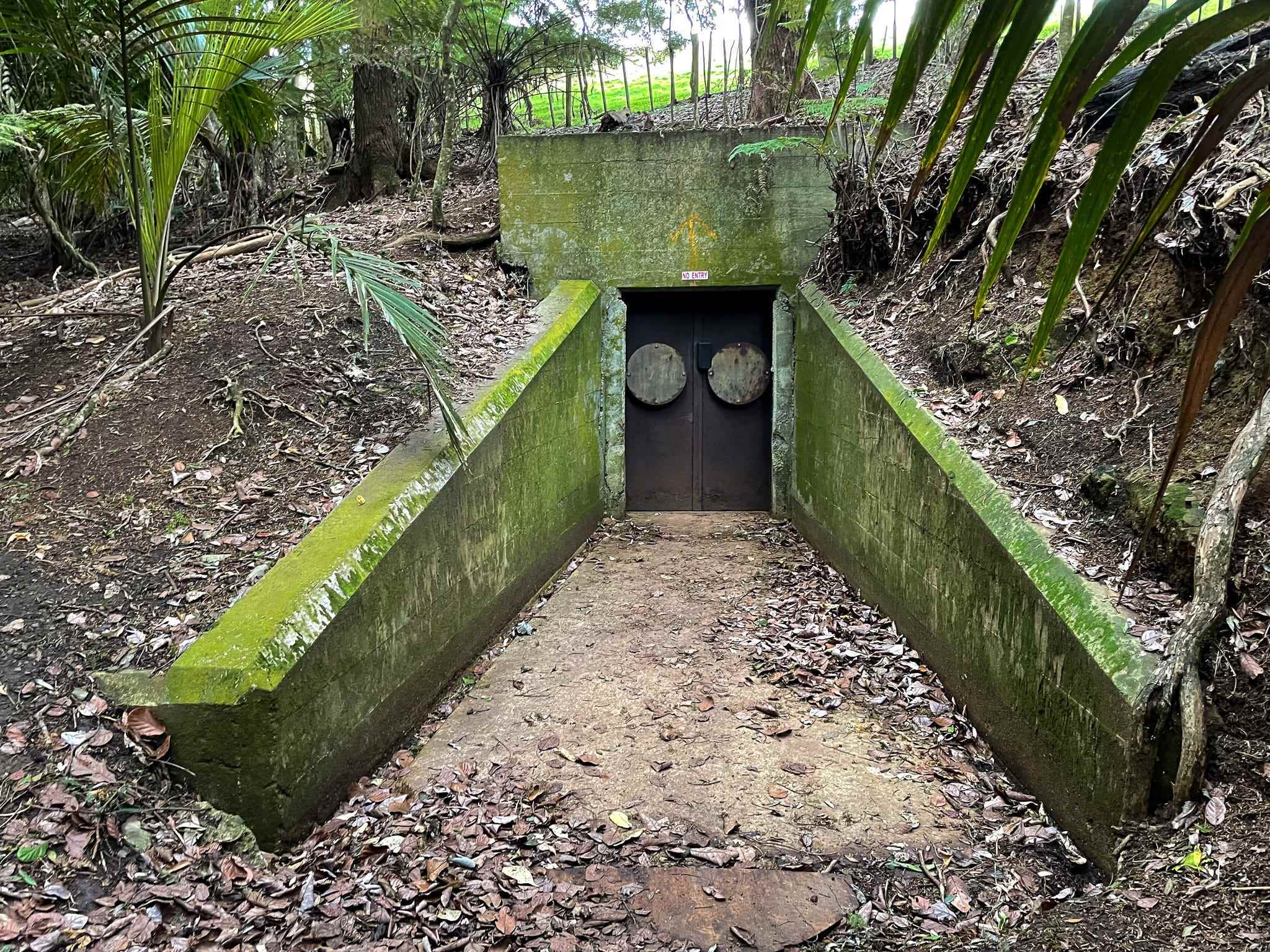 Ein Eingang zu Tunneln, die während des Zweiten Weltkriegs gebaut wurden.