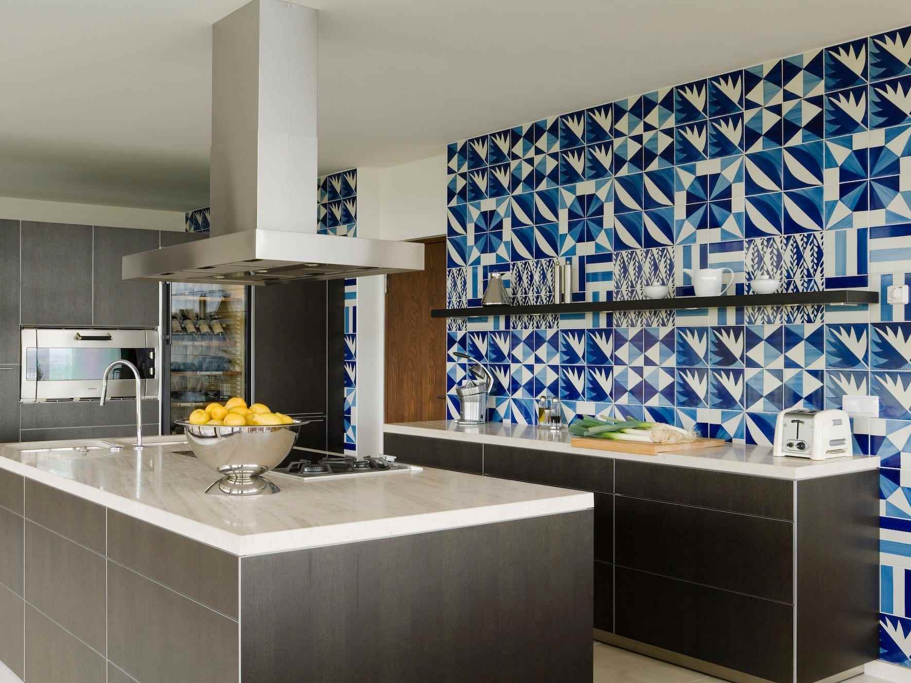 Eine Küche mit einer Wand aus Mosaikfliesen.