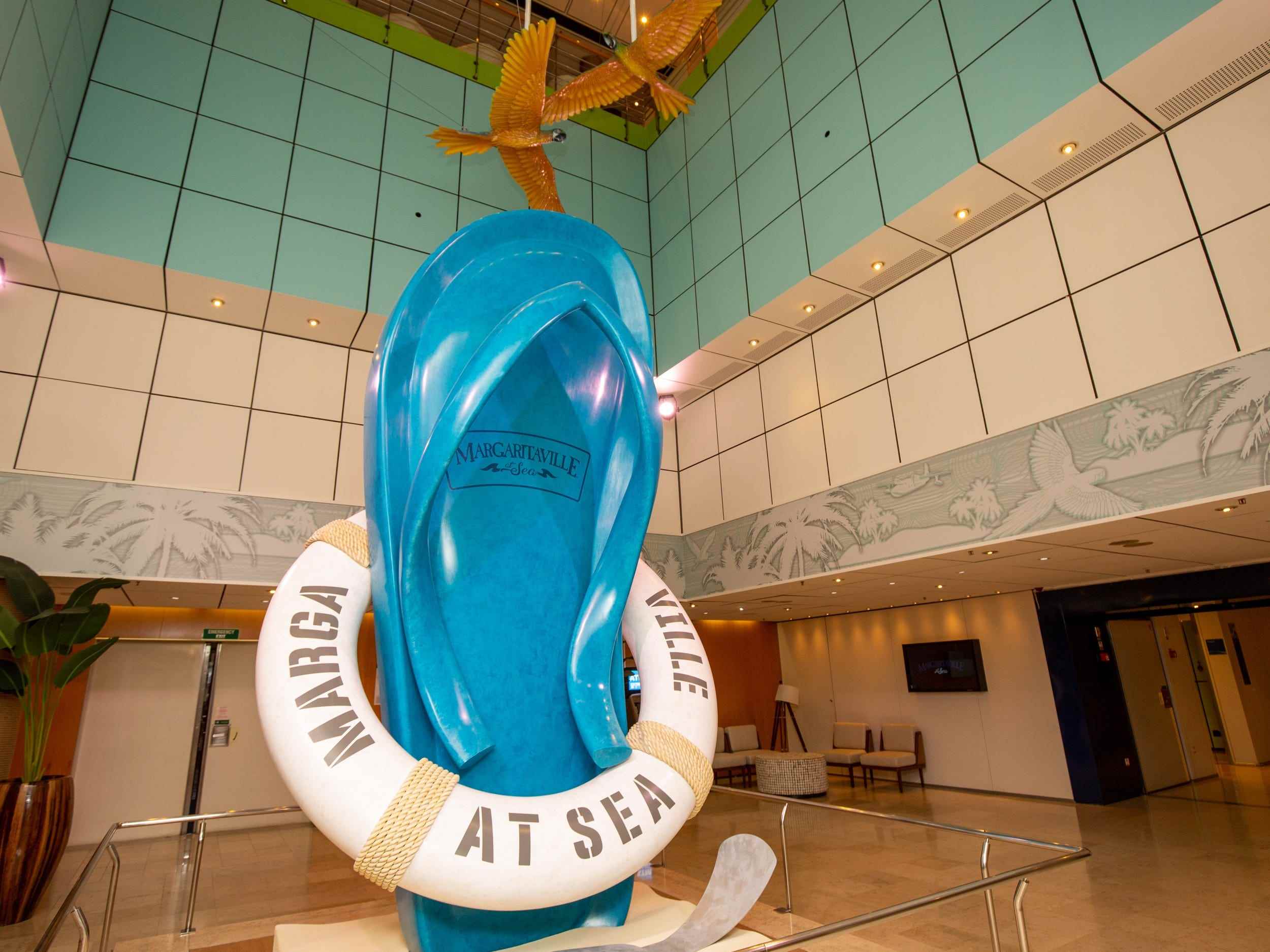 Eine riesige Flip-Flop-Statue mit der Aufschrift „Margaville at Sea“