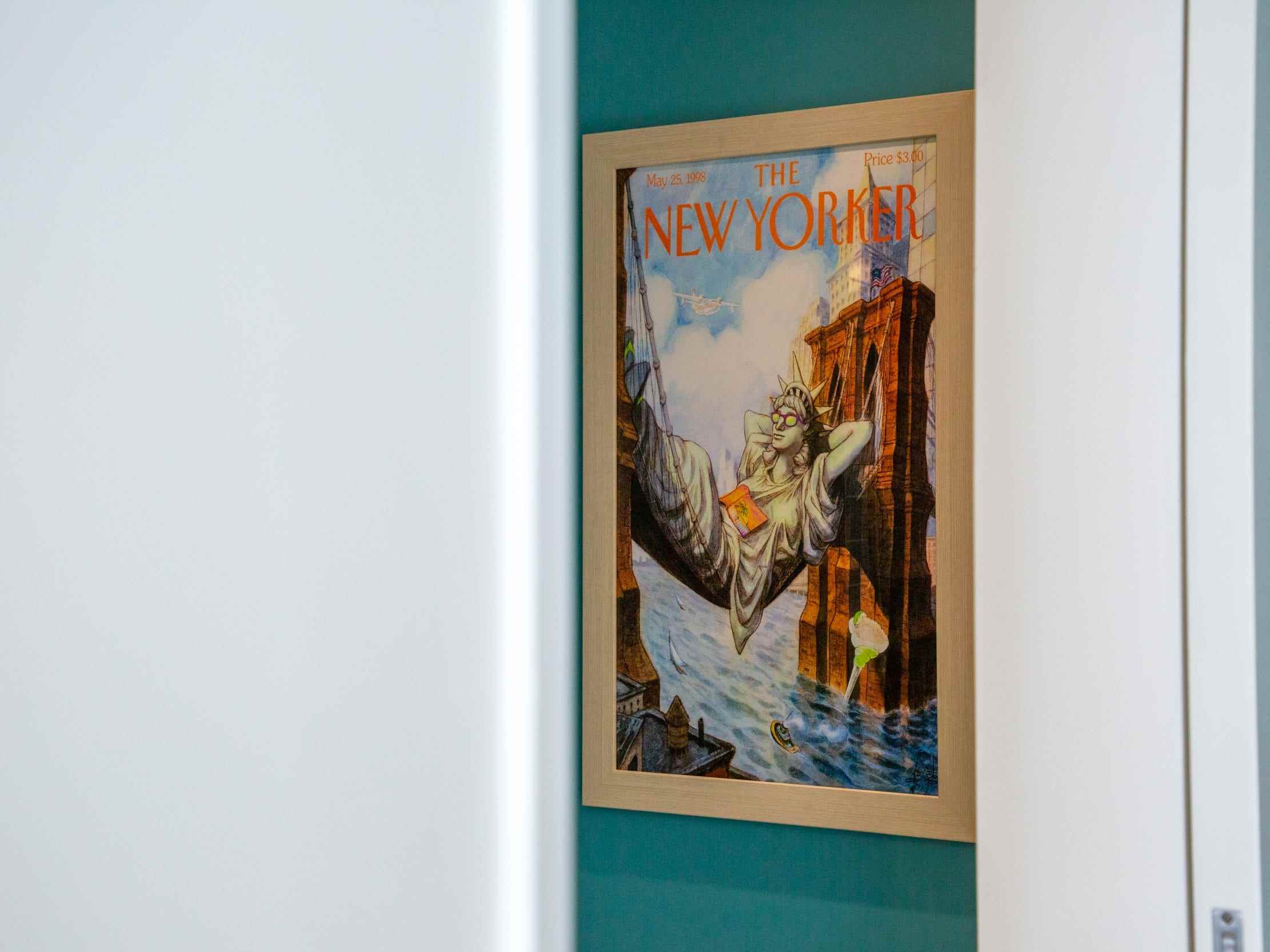 Ein New Yorker Cover mit einem Margaritaville-Twist im Badezimmer