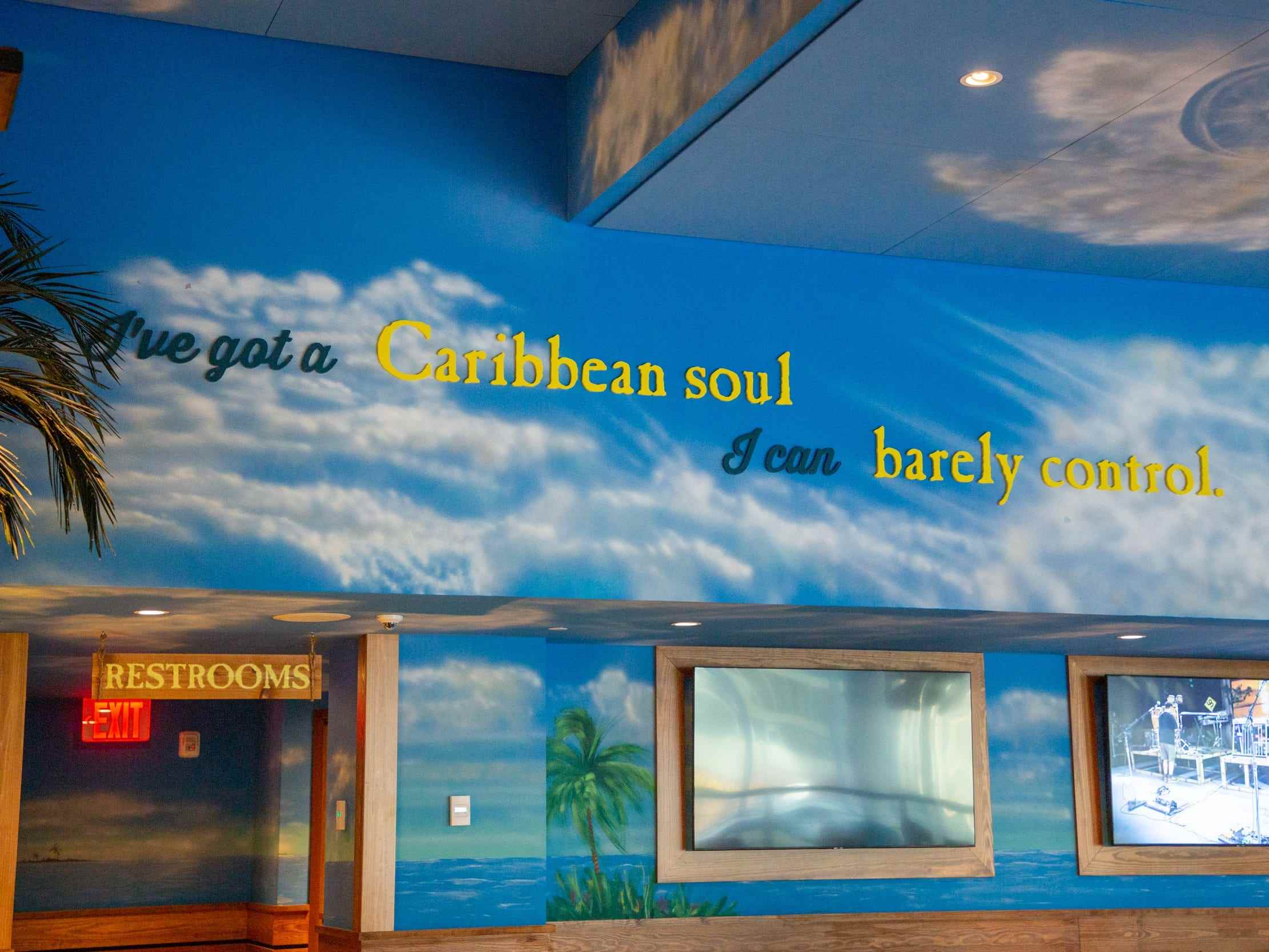 „Habe eine karibische Seele, die ich kaum kontrollieren kann“-Text an der Wand