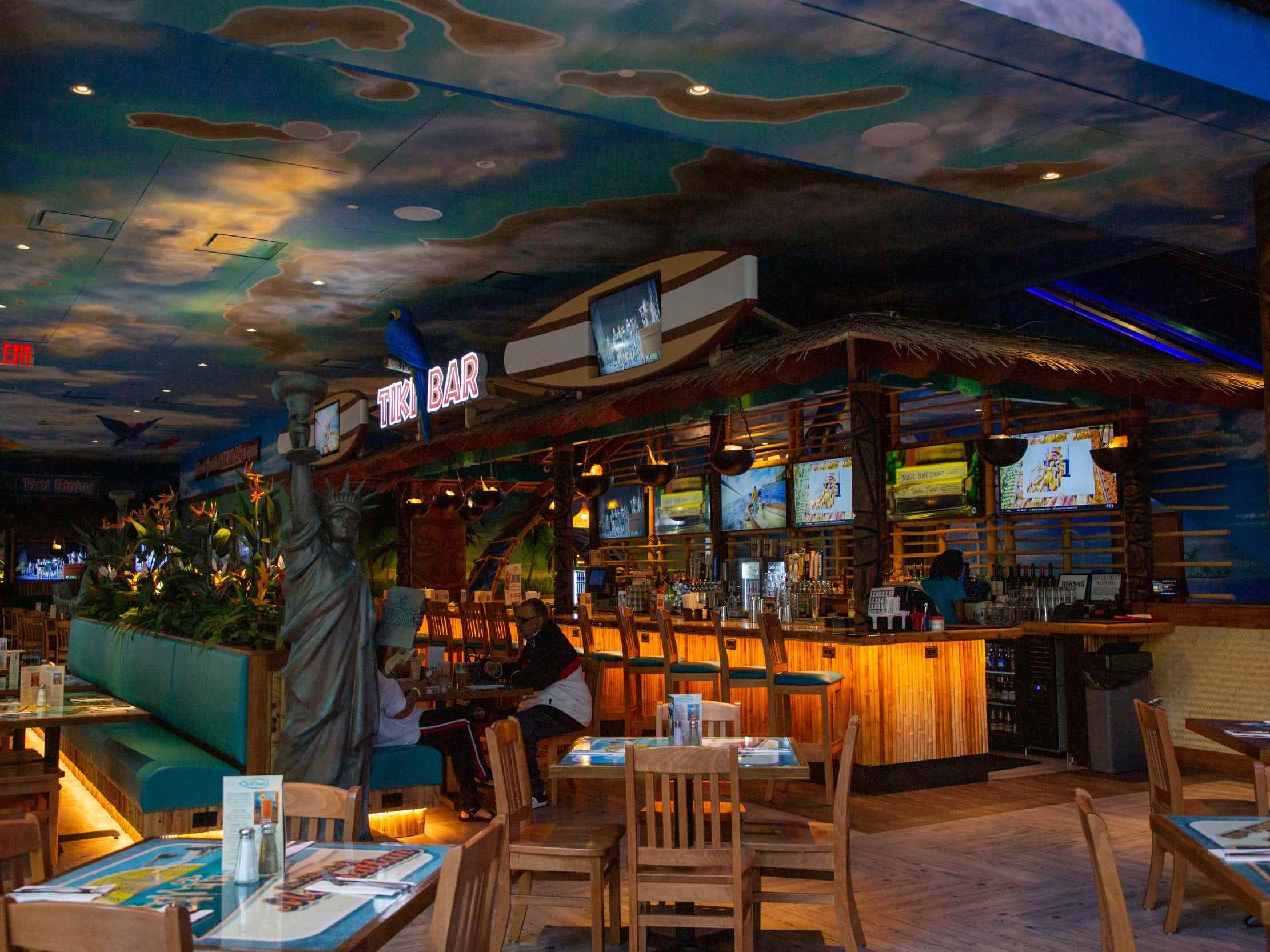 das zweistöckige Margaritaville Restaurant und seine Bar im ersten Stock