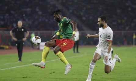 André-Frank Zambo Anguissa am Ball beim Africa Cup of Nations im Februar 2022 gegen Ägypten