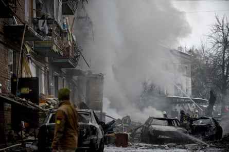 Feuerwehrleute arbeiten an der Stelle eines durch Streiks zerstörten Wohnblocks in Wyschhorod bei Kiew