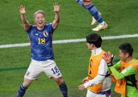 Takuma Asano aus Japan jubelt nach seinem Treffer beim Siegtreffer gegen Deutschland.