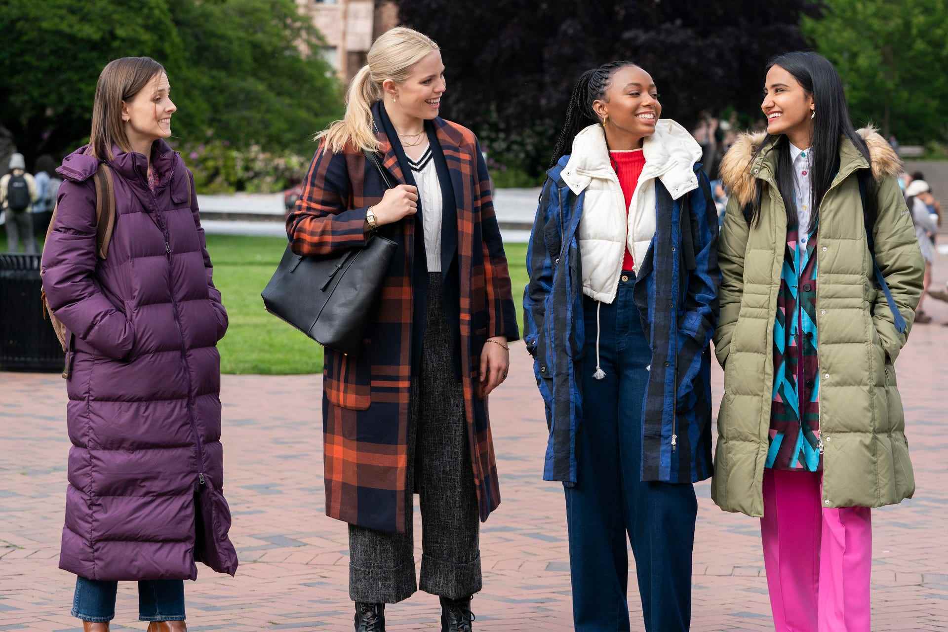 Pauline Chalamet, Reneé Rapp, Alyah Chanelle Scott und Amrit Kaur in der zweiten Staffel, Folge eins von „The Sex Lives of College Girls“.