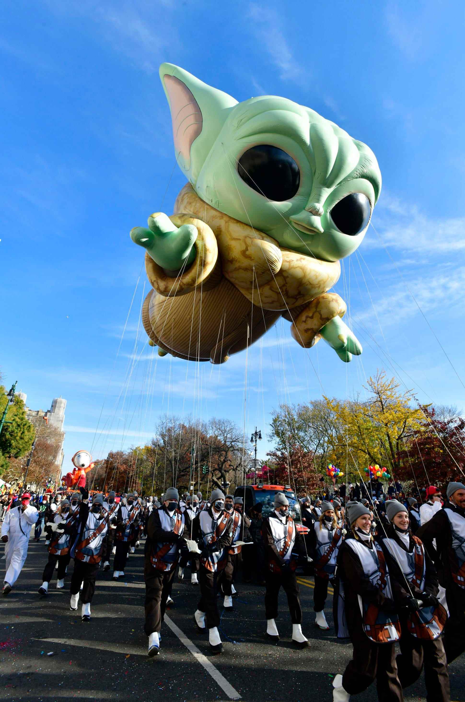 Ein Festwagen für die Thanksgiving Day Parade von Baby Yoda Macy