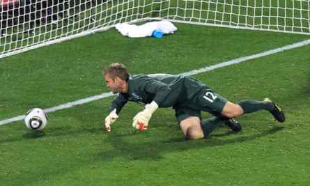 Rob Green sieht zu, wie der Ball während Englands Eröffnungsspiel der Weltmeisterschaft 2010 gegen die USA über die Linie rollt