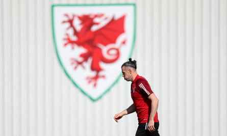 Gareth Bale trainiert vor einem riesigen roten Drachen