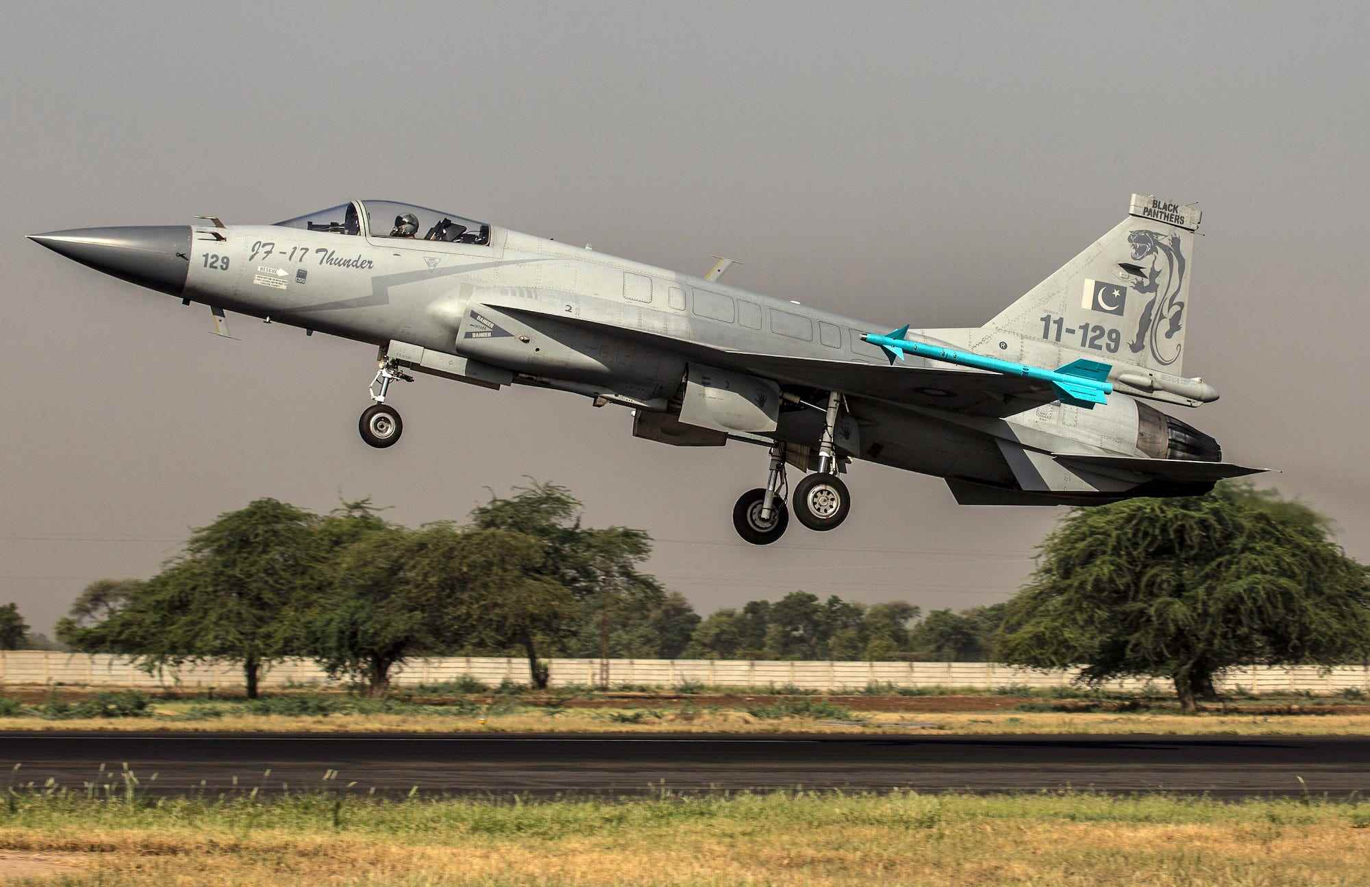 Kampfflugzeug der pakistanischen Luftwaffe JF-17 Thunder