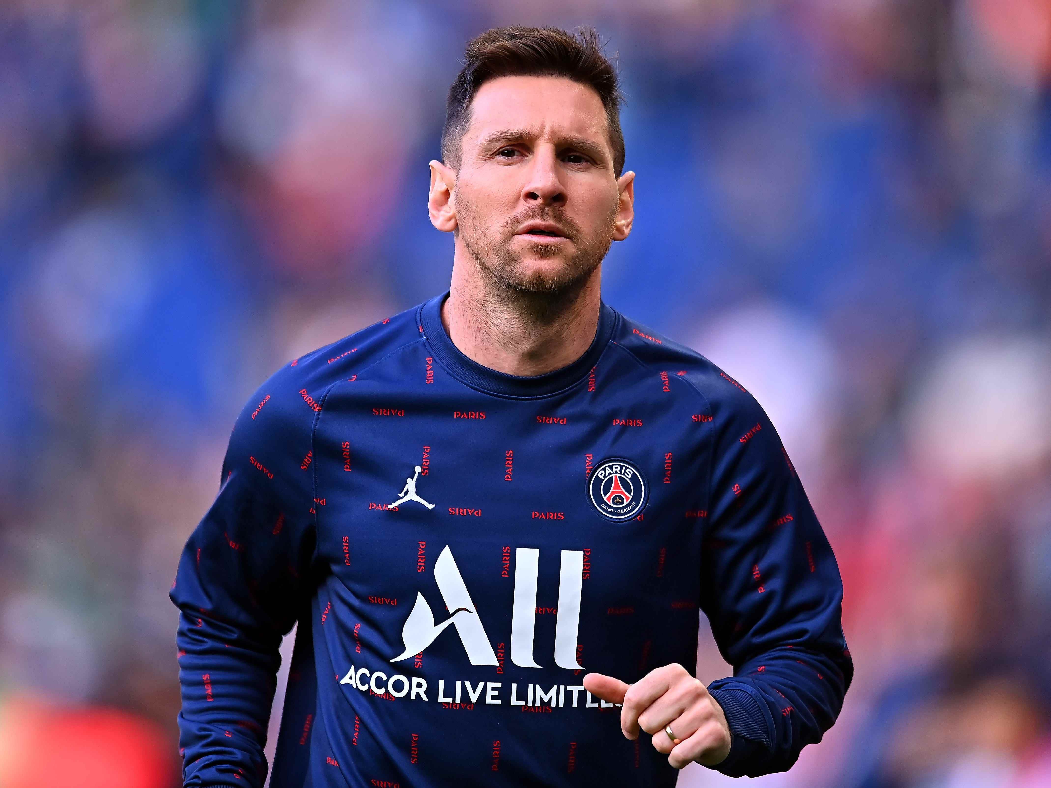 Leo Messi von Paris Saint-Germain schaut beim Aufwärmen vor dem Uber Eats-Spiel der Ligue 1 zwischen Paris Saint Germain und ESTAC Troyes im Parc des Princes am 08. Mai 2022 in Paris, Frankreich, zu.