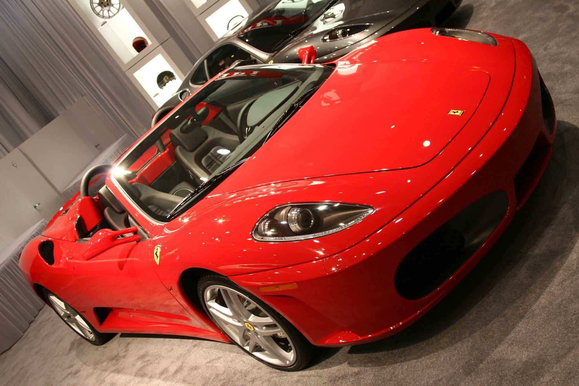 Der Ferrari F430 Spyder wird auf der 36. jährlichen South Florida International Auto Show im Miami Beach Convention Center ausgestellt.