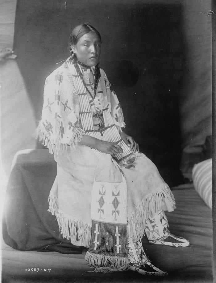 Red Elk Woman, ein Sioux-Mädchen, Porträt in voller Länge, sitzend, nach rechts gerichtet