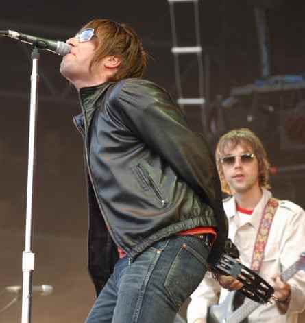 Liam Gallagher und Andy Bell auf der Bühne bei einem Oasis-Auftritt im Jahr 2007.