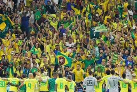 Brasilianische Spieler feiern mit ihren Fans nach dem Schlusspfiff.