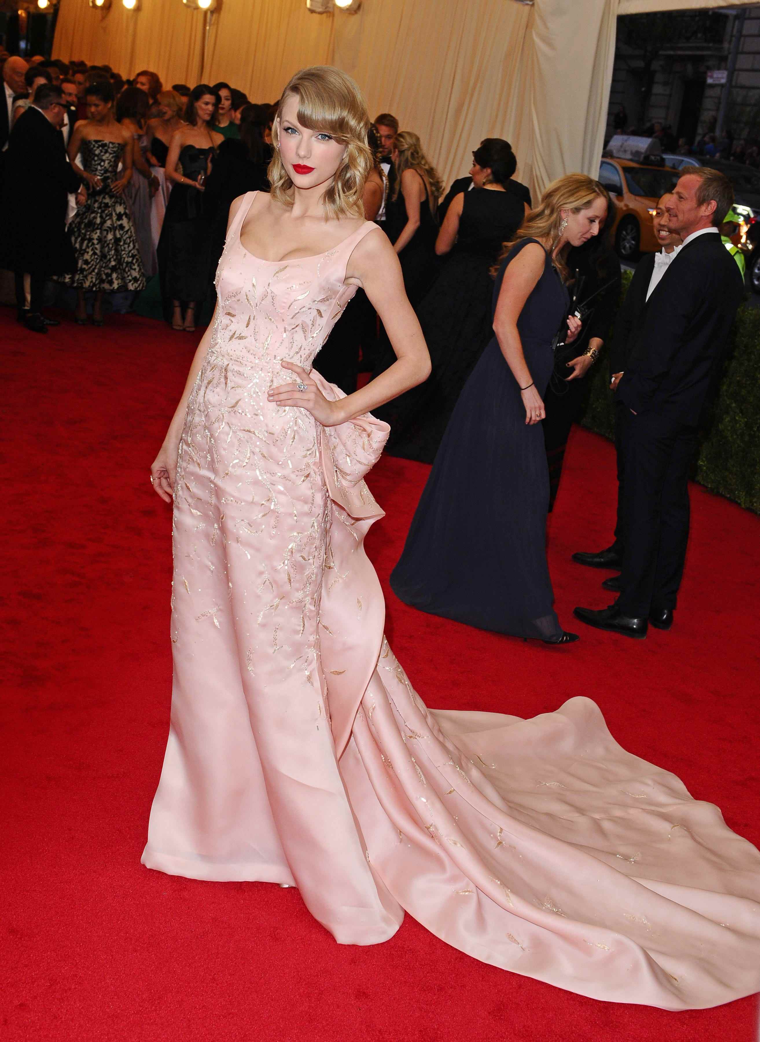 Taylor Swift bei der Met Gala 2014 in einem zartrosa Kleid