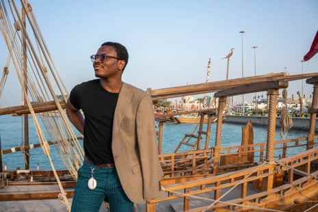 Wanderarbeiter Francis Gray aus Lagos an der Küste von Doha zeigt seinen Sinn für Mode.