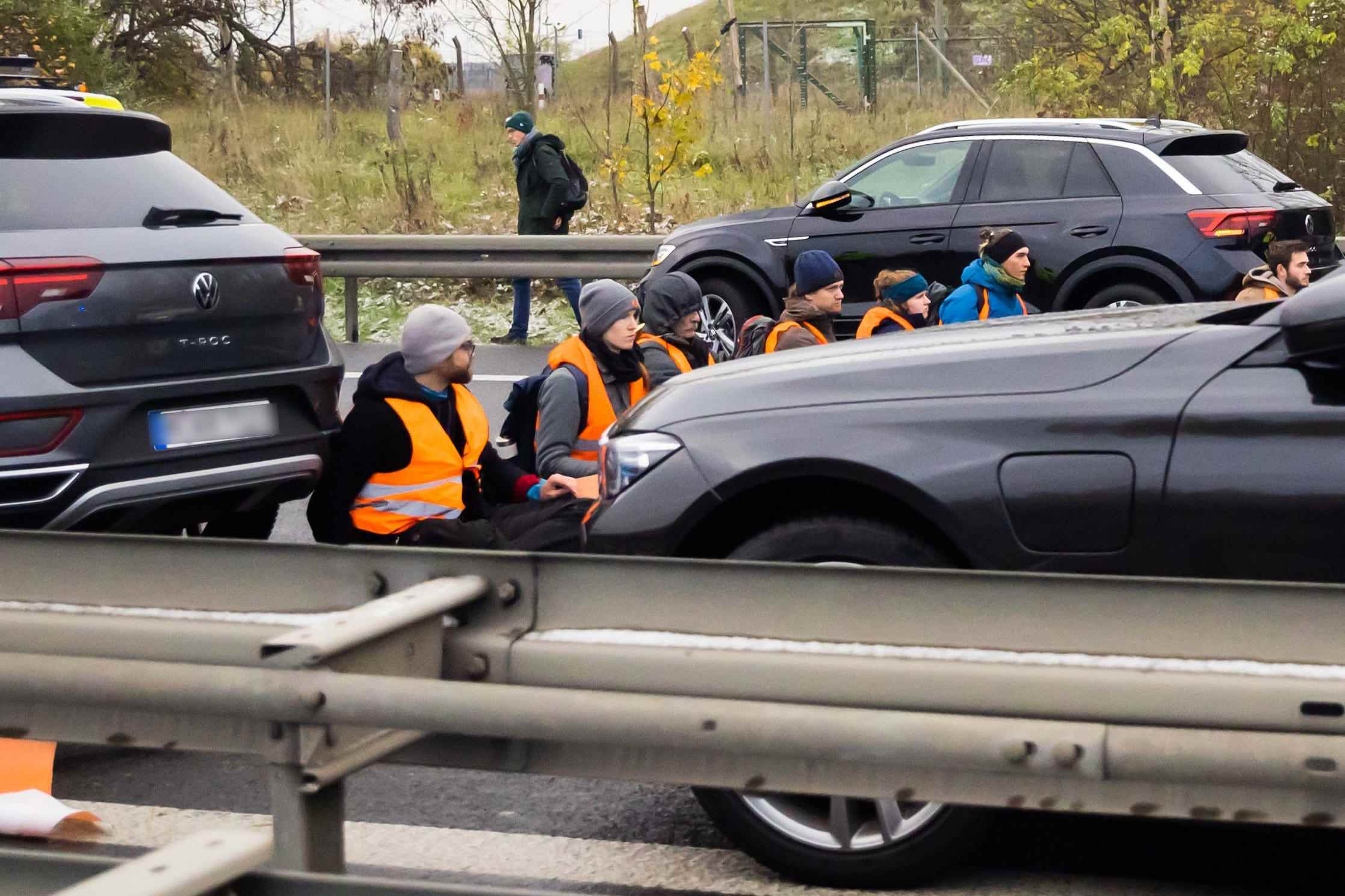 Teilnehmer eines Klimatests blockieren den Verkehr auf der A113 kurz vor der Ausfahrt zum Flughafen Berlin Brandenburg (BER) „Willy Brandt“.