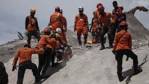 Das indonesische Such- und Rettungsteam evakuiert am 22. November 2022 die Leichen aus zerstörten Gebäuden im Regency Cianjur in der Provinz West-Java.
