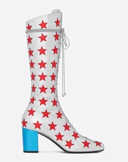 weißer Stiefel mit roten Sternen und blauem Absatz