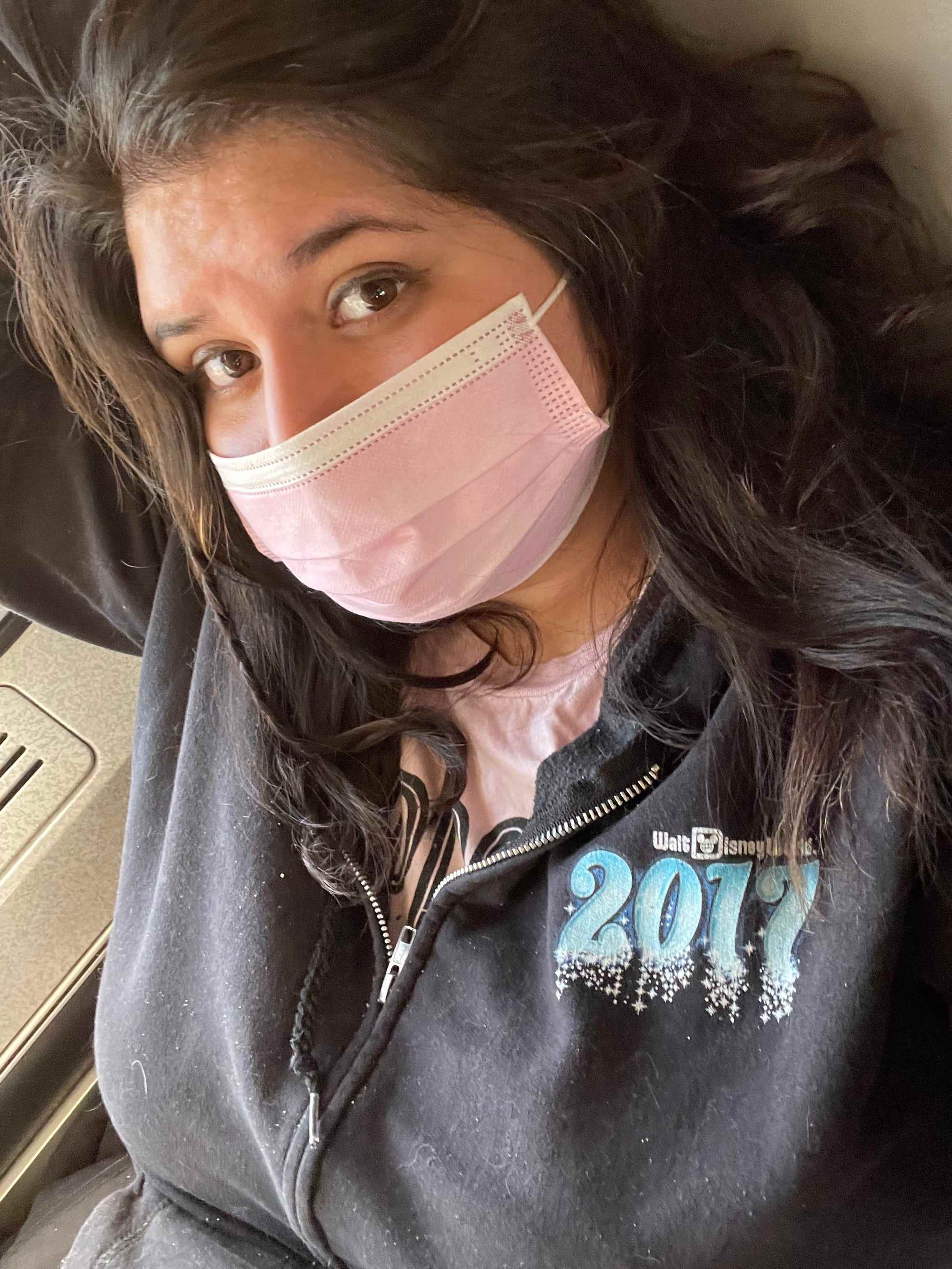Ashley Leung auf Amtrak mit rosa Maske