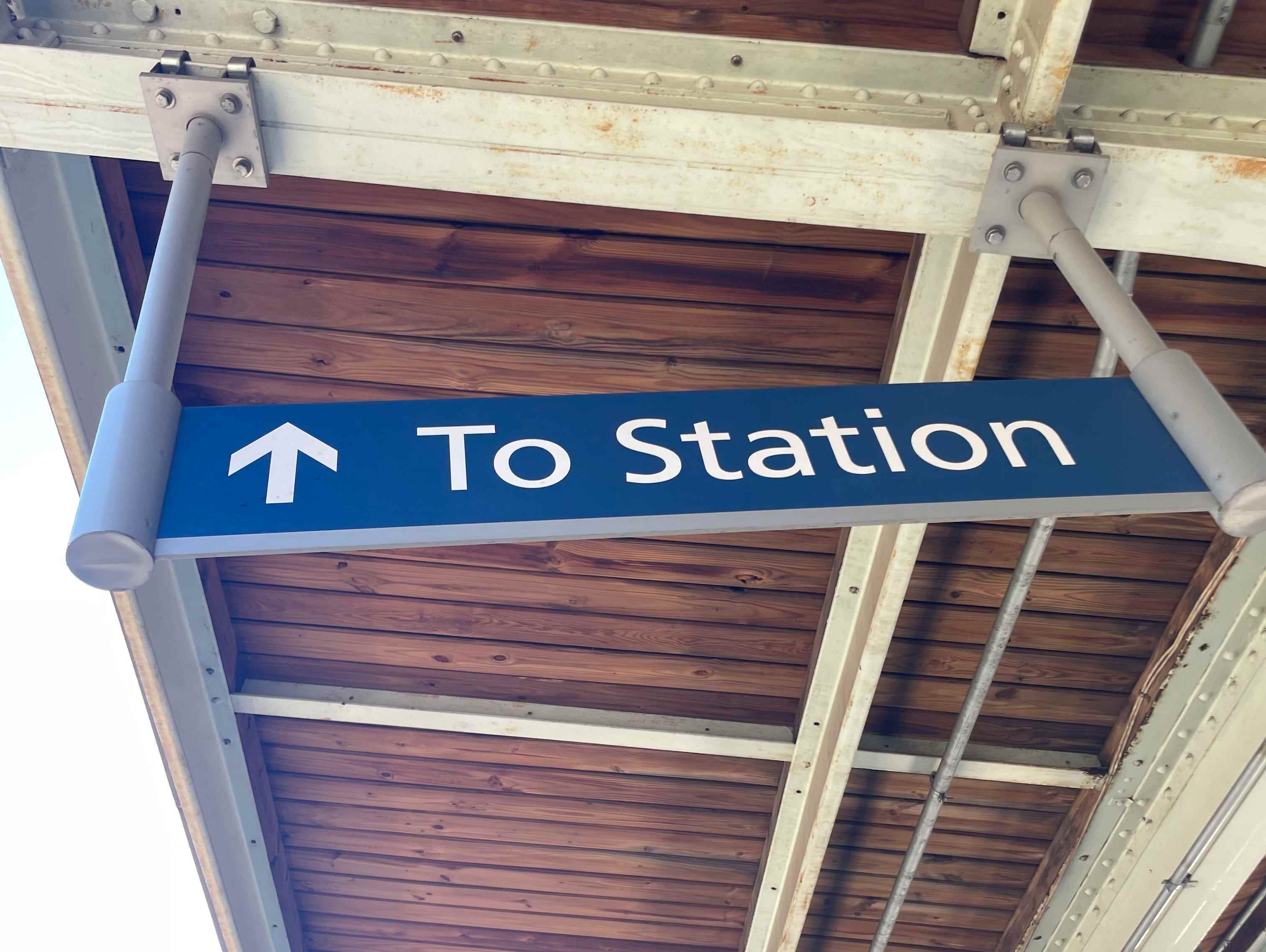 Amtrak-Schild mit der Aufschrift „zum Bahnhof“